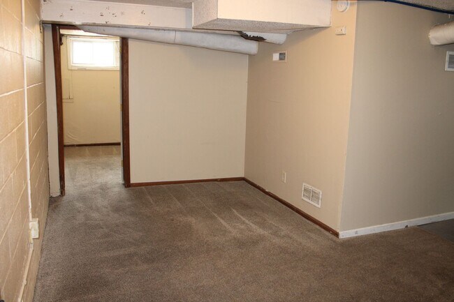 Building Photo - House for rent! 2 kitchens 3 Baths! Close ...