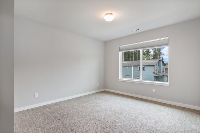 Building Photo - Community beach access! 4 bedrooms 2.5 baths.