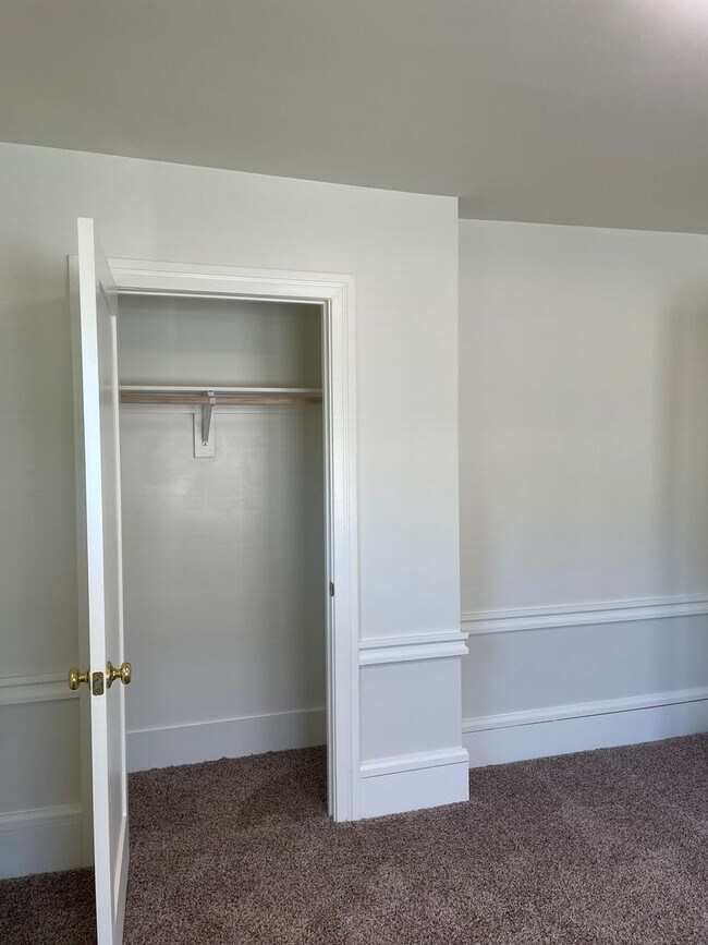 Building Photo - Two Bedroom 1 Bathroom Upstairs Unit