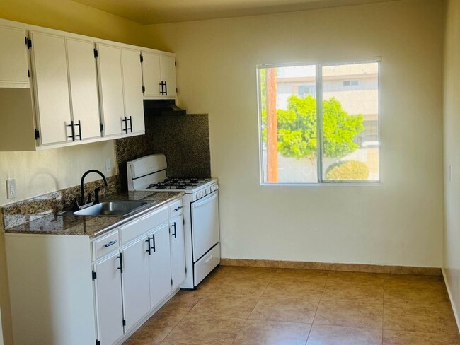 One Bedroom Apt - Sepulveda Apartments