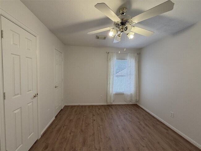 Building Photo - 3822 Shady Harbor Dr