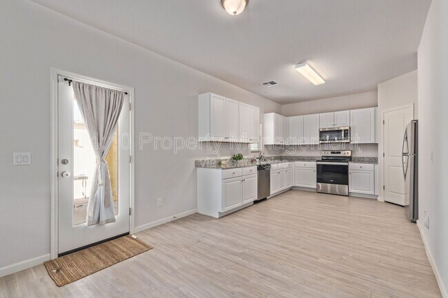 Building Photo - 45174 W Sandhill Rd