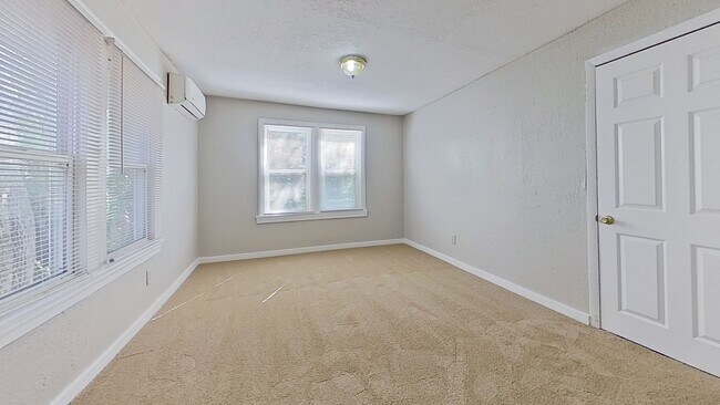 Building Photo - 5-Bedroom Home in Springfield!