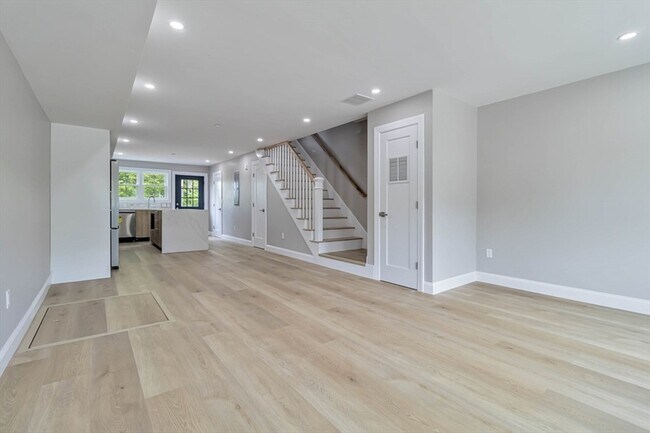 Building Photo - 192 Main St