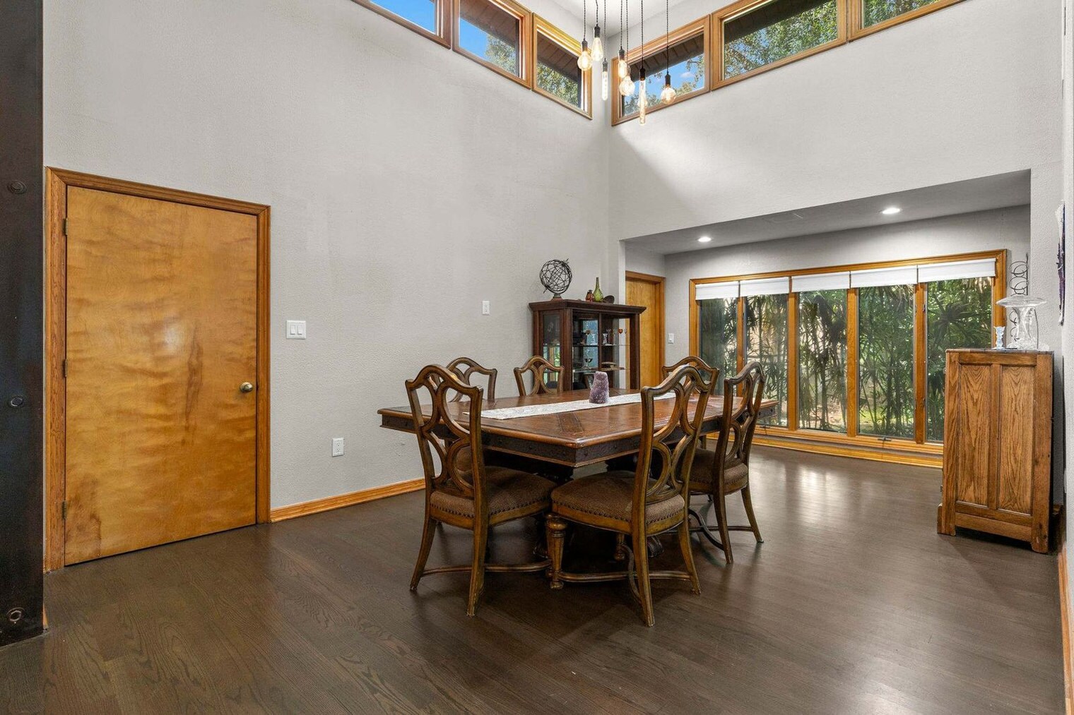 Building Photo - 926 Riverhills Dr