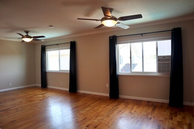 Building Photo - Gorgeous 4-bedroom home with pool – Lakesh...