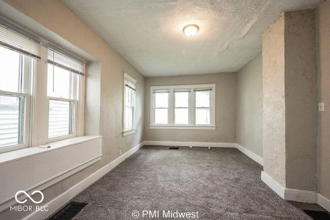 Building Photo - 130 N Gladstone Ave