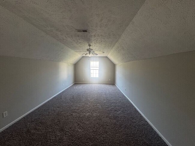 Building Photo - Spacious 3 Bedroom, 2.5 Bath Home with Bon...