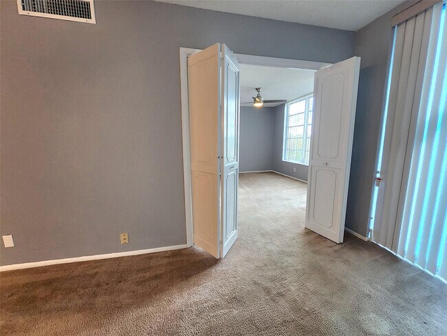 Building Photo - 3090 N Course Dr