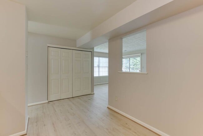 Building Photo - Updated 3-Bedroom Yorktown Townhouse with Private Yard and Community Amenities