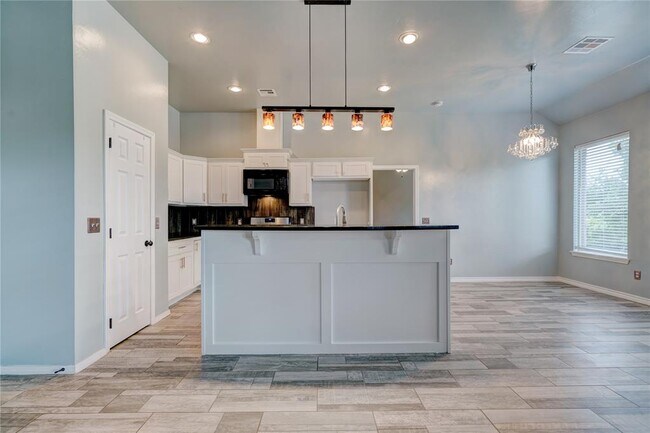 Building Photo - 2023 Westbury Dr