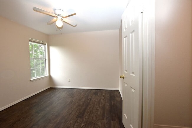 Building Photo - 921-923 Sagewood Trail