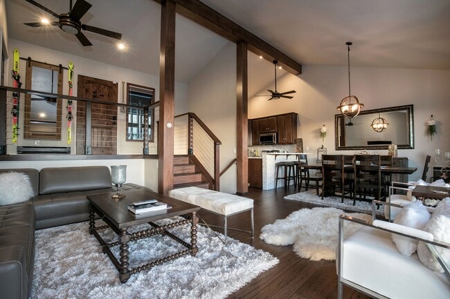 Building Photo - Gorgeous Lake View Condo