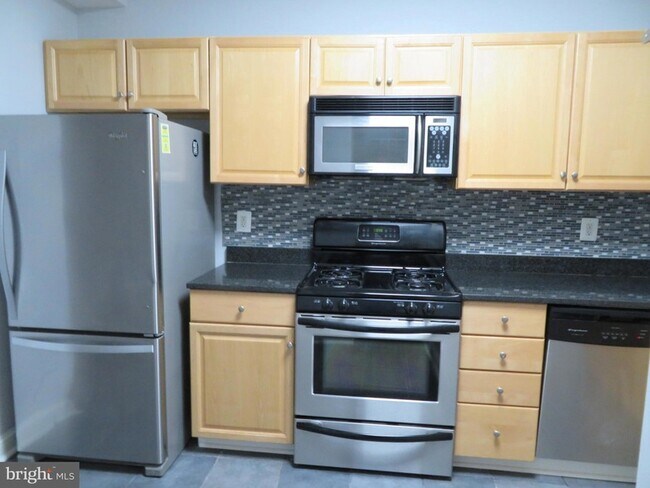 Building Photo - 3925 Davis Pl NW