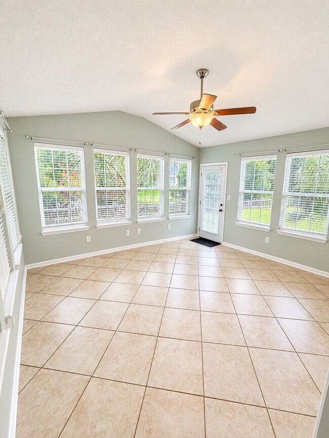 Building Photo - 1525 Clarendon Way