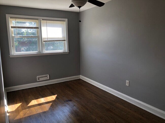 Building Photo - 3 Bedroom 1.5 bathroom townhouse for rent ...