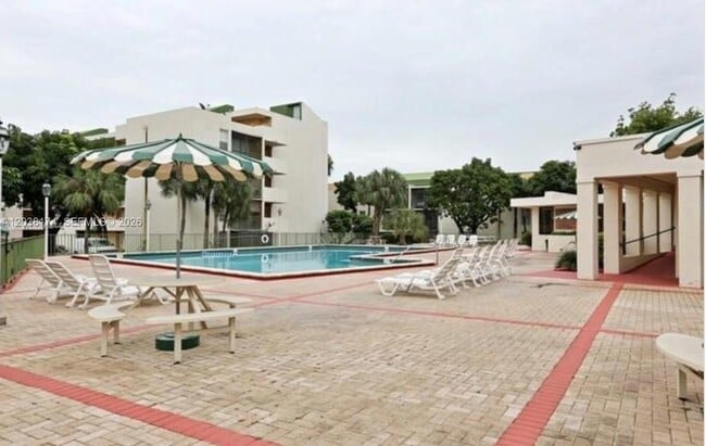 Building Photo - 8810 Fontainebleau Blvd
