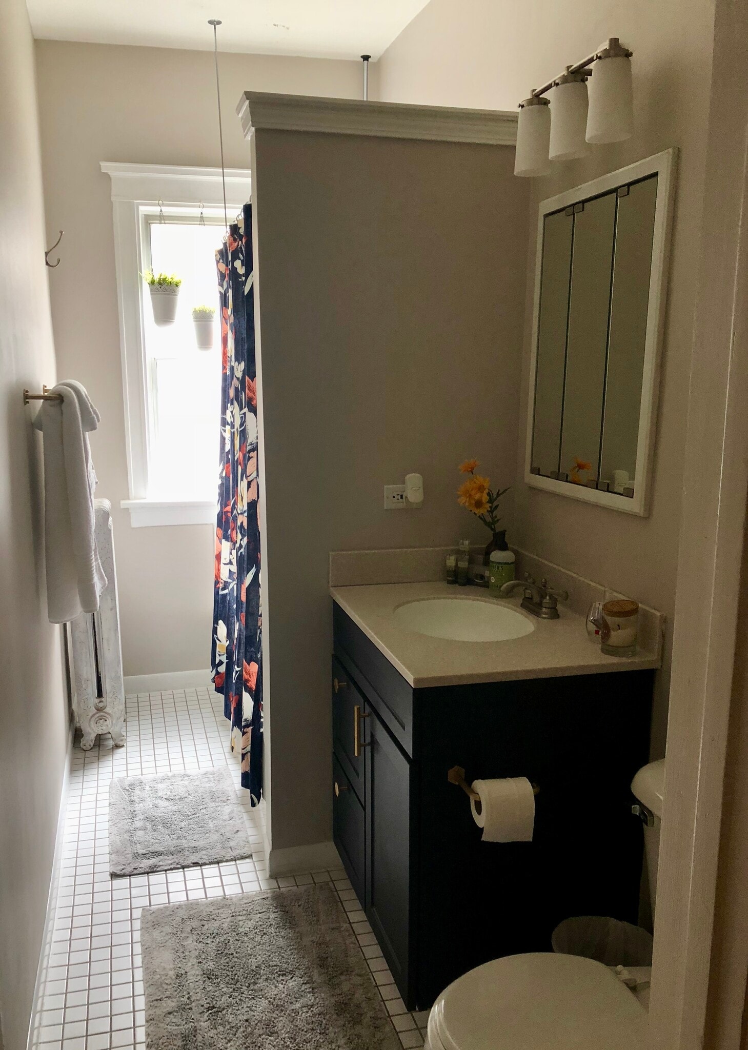 Bathroom with tub - 3654 N Janssen Ave