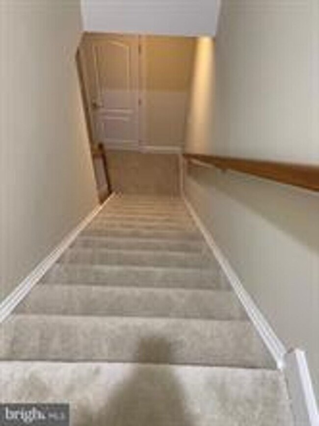 Building Photo - END UNIT TOWNHOUSE WITH 2 CAR GARAGE, 4 BEDROOMS AND 3.5 BATHS..FINISHED REC ROOM