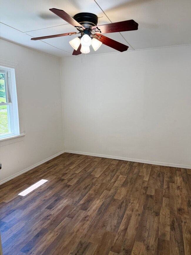 Building Photo - Adorable 2 bedroom farmhouse 10 minutes to Downtown Asheville