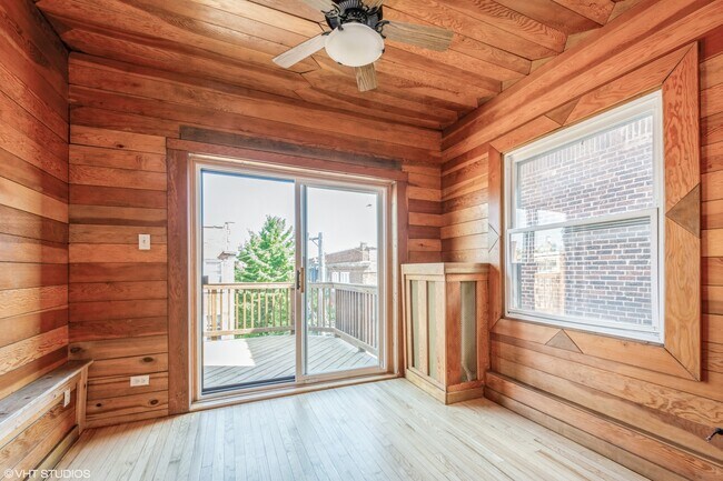 Building Photo - 1220 W Sherwin Ave