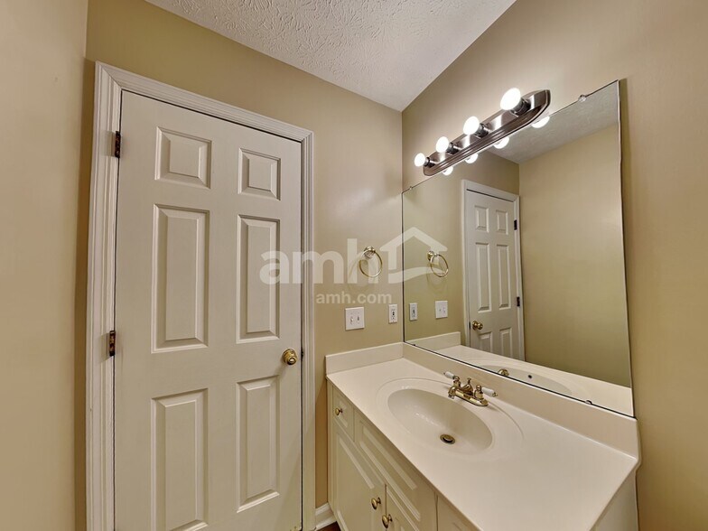 Building Photo - 1612 E Blairmont Dr