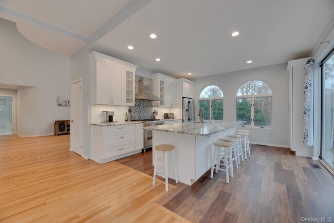 Building Photo - 35 Bay Ave W