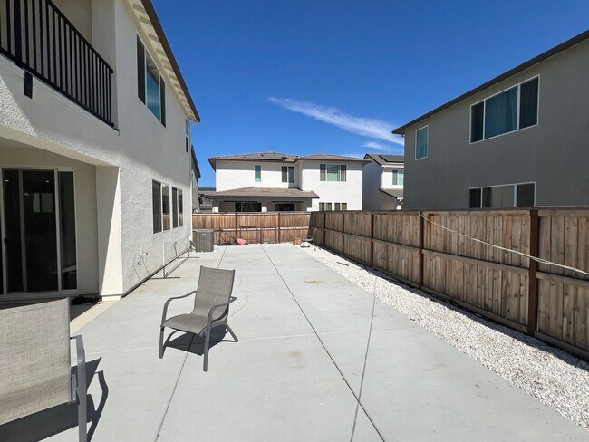 Building Photo - Gorgeous Like-New 4 Bedroom!