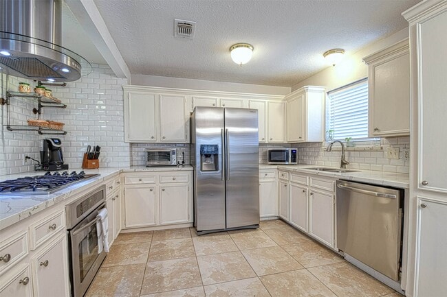 Building Photo - 17 S High Oaks Cir