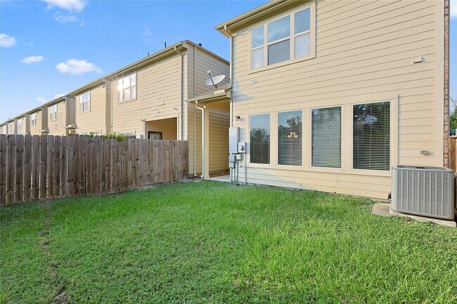 Building Photo - 5166 Oasis Park Ln