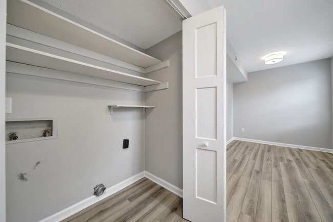 Building Photo - Lovely 3 Bed 2.5 Bath End Unit Townhome!