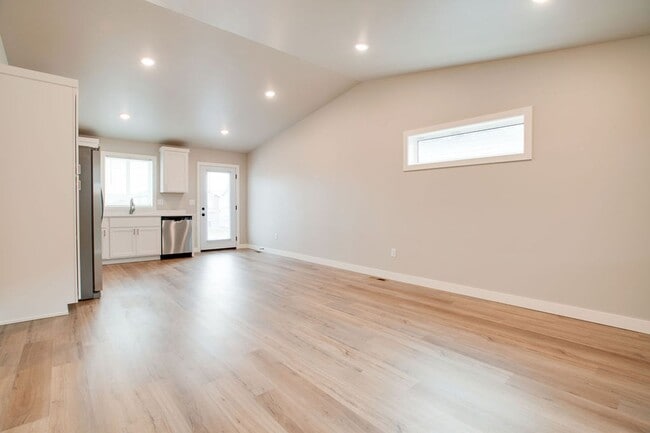 Building Photo - Modern 4-Bedroom Home in Moorhead