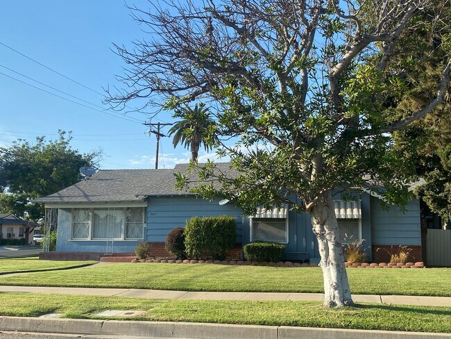 Primary Photo - Home for Rent near Orange Circle