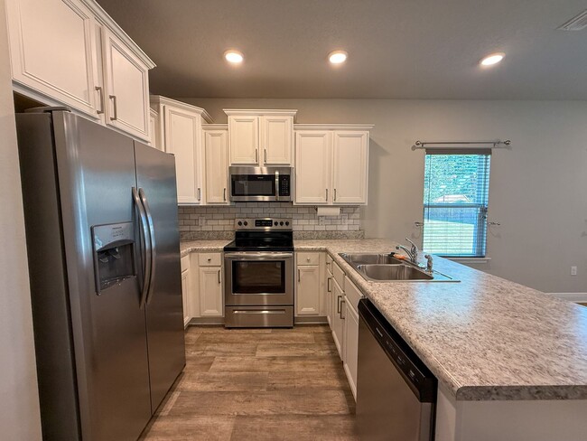 Building Photo - 3 bedroom 2.5 bath townhome tucked inside ...