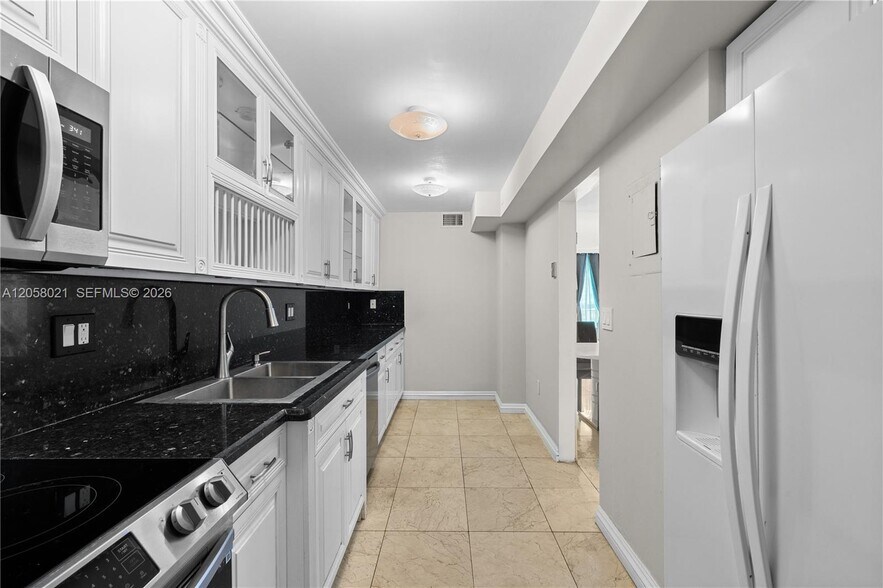 Building Photo - 18011 Biscayne Blvd