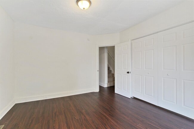 Building Photo - Spacious 5 Bedroom, 2 Bath Home in York City!