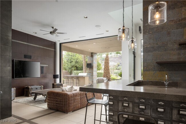 Building Photo - 1501 Foothills Village Dr