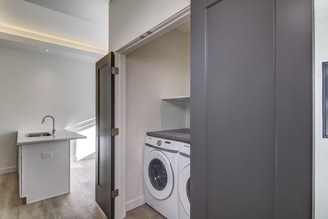 Building Photo - 3253 Fairfax St