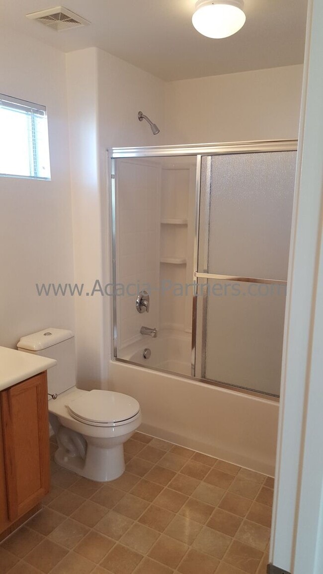 Building Photo - Beautiful Three Bedroom 2 and 1/2 Bath Home