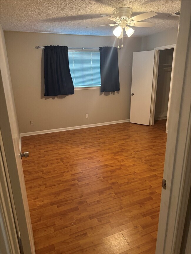 Building Photo - 5814 Viking Dr