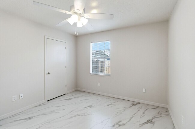 Building Photo - PENDING APPLICATION-Newly Renovated 3-Bedroom Home in Emerald Lake Colony – Move-In Special!