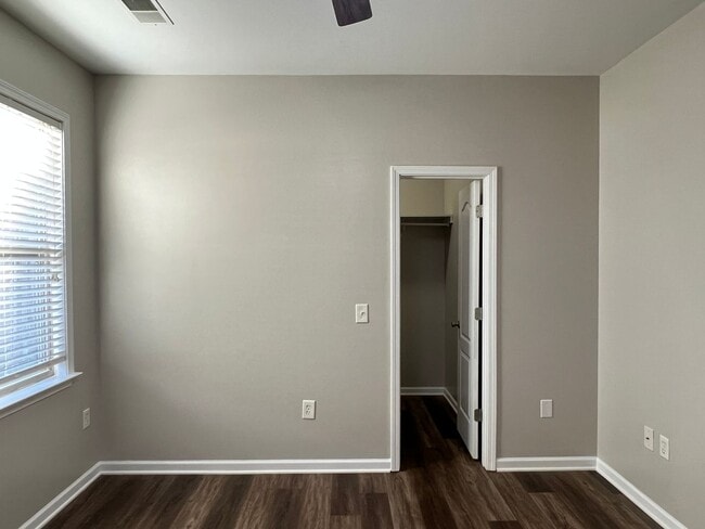 Building Photo - Beautiful Home w/Lots of Extras