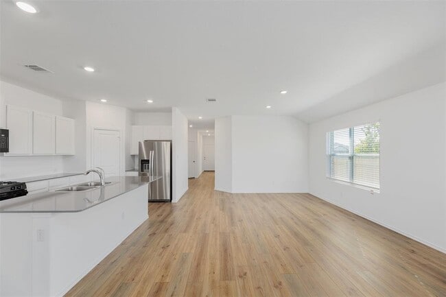 Building Photo - 627 Waterway Ave