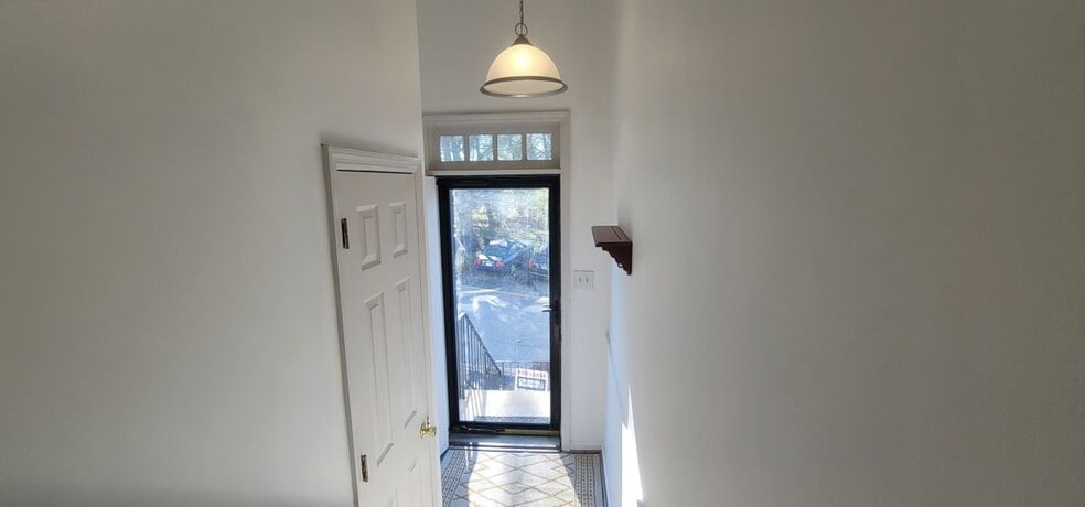 Building Photo - 10 Woodfield Dr