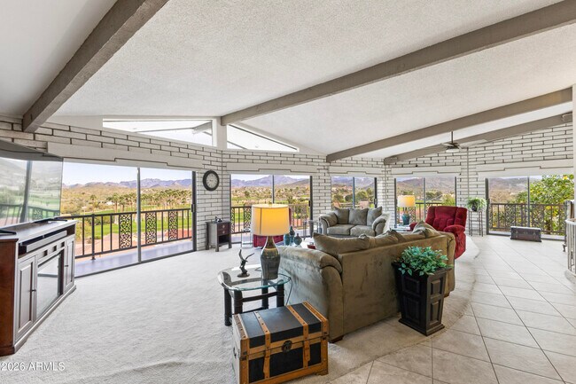 Building Photo - 322 N Cleopatra St