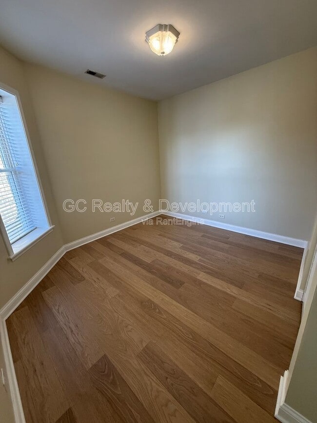 Building Photo - 4652 N St Louis Ave