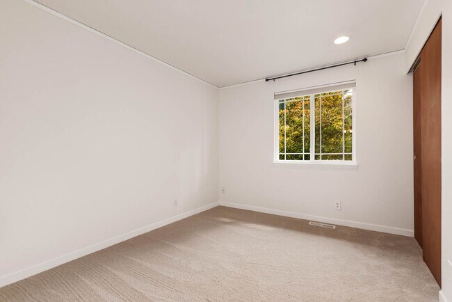 Building Photo - Finn Hill Home with Large Entertaining Patio & Backyard