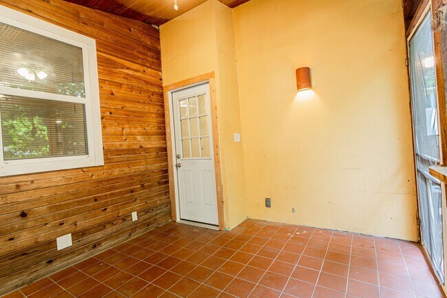 Building Photo - 1909 Morrow St