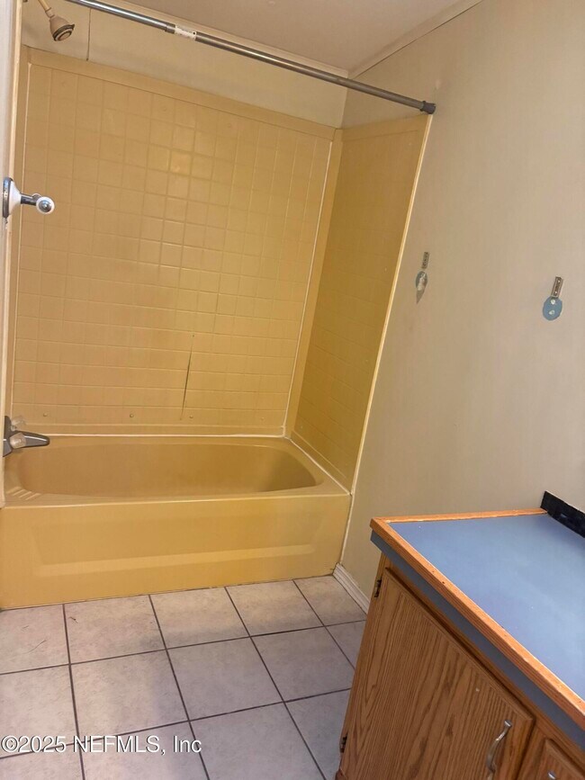 Building Photo - 119 Davis St