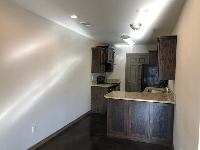 Building Photo - 56 W Center St